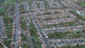 Alto ângulo Visão do britânico cidade a partir de Alto altitude drones Câmera cenas durante linda pôr do sol sobre Inglaterra Reino Unido video