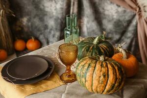 otoño interior. un mesa cubierto con platos, calabazas, un relajado composición de japonés pampa césped. interior en el foto estudio. cerca - arriba de un decorado otoño mesa.