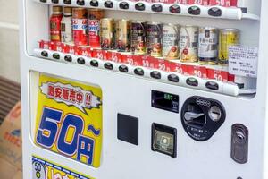 Osaka ciudad, Japón, 2019 - competencia en el negocio de de venta bebidas desde venta máquina comenzó a subir en Japón. entonces nosotros a menudo ver bebidas a un descontado precio en un típico callejón en el ciudad foto
