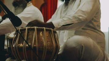 en uppsättning av trummor varelse spelade på ett indisk bröllop video
