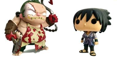 Jacarta, Indonesia en noviembre 20, 2023. funko popular vinilo figura nuevo desde Reino Unido articulo dota 2 - gordito con cuchilla de carnicero atacado sasuke uchiha. foto