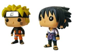 Jacarta, Indonesia en noviembre 20, 2023. funko popular vinilo figura nuevo desde Reino Unido articulo naruto uzumaki y sasuke uchiha foto