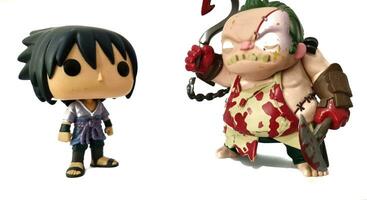 Jacarta, Indonesia en noviembre 20, 2023. funko popular vinilo figura nuevo desde Reino Unido articulo dota 2 - gordito con cuchilla de carnicero atacado sasuke uchiha. foto