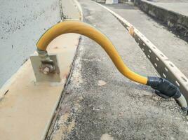 toma de tierra eléctrico cables y cobre varillas plantado en el suelo función a sala apagado relámpago en alto edificios y corto circuitos foto