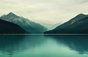 ai generado un verde lago con montañas en el antecedentes foto