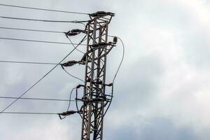 Alto voltaje poder líneas a un hidroeléctrico poder estación en el ciudad de nitra en Eslovaquia. detalles. foto