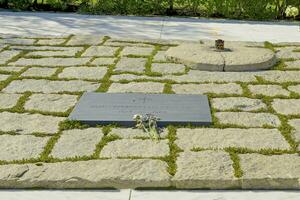 Arlington cementerio, Virginia, Estados Unidos 2023. el eterno fuego y lápida mortuoria de presidente Juan F Kennedy a Arlington nacional cementerio en Virginia foto