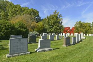 Arlington cementerio, Virginia, Estados Unidos 2023. filas de lápidas a Arlington nacional cementerio en Virginia, algunos Fechado desde el americano civil guerra foto