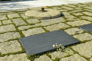 Arlington cementerio, Virginia, Estados Unidos 2023. el eterno fuego y lápida mortuoria de presidente Juan F Kennedy a Arlington nacional cementerio en Virginia foto