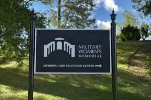 Arlington cementerio, Virginia, Estados Unidos 2023. dirección firmar a el militar De las mujeres monumento a el Arlington nacional cementerio en Virginia foto