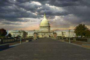 Washington corriente continua, EE.UU, 2023. fuera de el nos Capitolio edificio a puesta de sol con el Hazme de democracia en pie fuera terminado Washington corriente continua foto