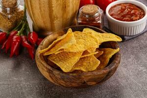 mexicano maíz nachos papas fritas con salsa foto