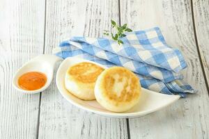 tartas de queso al horno con mermelada de frutas foto