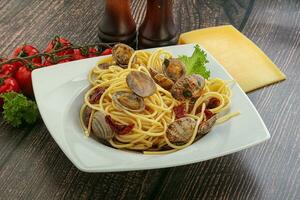 Pasta with vongole and tomato photo