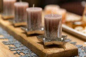 decorativo velas en un de madera mesa foto