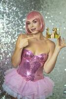 mujer en rosado peluca con oro corona. Víspera de Todos los Santos foto