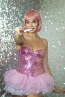 mujer en un corto rosado peluca con un magia varita mágica foto