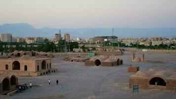 jazd, Iran, 2022 - - Tourist gehen um Überreste von Zoroastrier Dachmeh Türme von Stille Bereich im yazd Stadt video