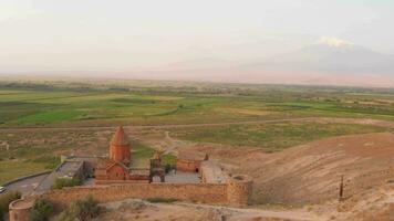 aereo statico Visualizza storico punto di riferimento nel Armenia - khor virap monastero con ararat montagna picco sfondo a Alba nel calma estate giorno video