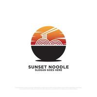 puesta de sol fideos logo diseño inspiración, amanecer al aire libre restaurante logo vector ilustración
