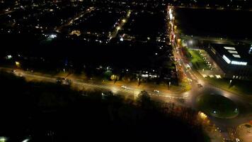 Antenne Aussicht von beleuchtet Straße und der Verkehr Kreisel beim Scheunenfeld Hochschule a6 Osten Luton Stadt von England Vereinigtes Königreich. das Aufnahmen war gefangen mit Drohnen Kamera auf November 11., 2023 video