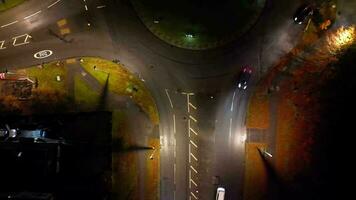 aéreo ver de iluminado la carretera y tráfico rotonda a granero Universidad a6 este lutón ciudad de Inglaterra Reino Unido. el imágenes estaba capturado con drones cámara en noviembre 11, 2023 video