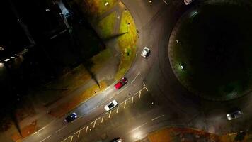 aéreo ver de iluminado la carretera y tráfico rotonda a granero Universidad a6 este lutón ciudad de Inglaterra Reino Unido. el imágenes estaba capturado con drones cámara en noviembre 11, 2023 video