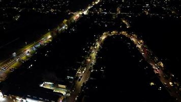 Antenne Aussicht von beleuchtet Straße und der Verkehr Kreisel beim Scheunenfeld Hochschule a6 Osten Luton Stadt von England Vereinigtes Königreich. das Aufnahmen war gefangen mit Drohnen Kamera auf November 11., 2023 video