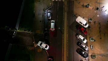 Antenne Aussicht von beleuchtet Straße und der Verkehr Kreisel beim Scheunenfeld Hochschule a6 Osten Luton Stadt von England Vereinigtes Königreich. das Aufnahmen war gefangen mit Drohnen Kamera auf November 11., 2023 video