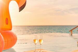 lujo infinito nadando piscina. puesta de sol fiesta viaje vacaciones antecedentes con gracioso flamenco juguete flotador encabezamiento un champán lentes como romántico Pareja fondo, exótico amor romance destino. foto