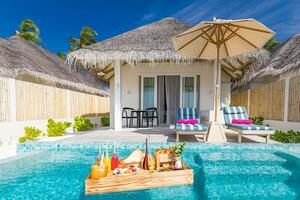 desayuno en piscina, desayuno flotante en lujoso resort tropical. mesa para relajarse en el agua tranquila de la piscina, desayuno saludable y plato de frutas junto a la piscina del centro turístico. pareja tropical playa estilo de vida de lujo foto