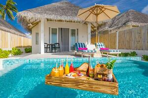 desayuno en piscina, desayuno flotante en lujoso resort tropical. mesa para relajarse en el agua tranquila de la piscina, desayuno saludable y plato de frutas junto a la piscina del centro turístico. pareja tropical playa estilo de vida de lujo foto