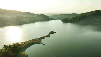 aéreo Visão do lindo artificial lago dentro sermo reservatório video