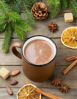 ai generado caliente cacao bebida en marrón jarra con canela, dulce, Navidad invierno ánimo, en de madera mesa foto