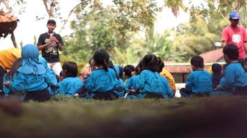 magelang,indonesië.12 05 2023.video beeldmateriaal groep van kleuterschool school- kinderen en leraren spelen en aan het leren buitenshuis. video