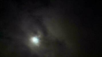 vol maan achter de snel in beweging zwart regen wolken Bij nacht over- luton stad van Engeland video