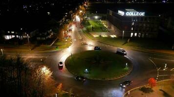 aéreo Visão do iluminado estrada e tráfego rotunda às celeiro Faculdade a6 leste luton cidade do Inglaterra Reino Unido. a cenas estava capturado com drones Câmera em novembro 11º, 2023 video