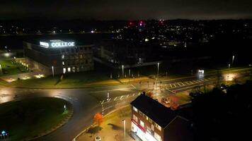 Antenne Aussicht von beleuchtet Straße und der Verkehr Kreisel beim Scheunenfeld Hochschule a6 Osten Luton Stadt von England Vereinigtes Königreich. das Aufnahmen war gefangen mit Drohnen Kamera auf November 11., 2023 video