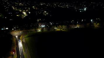 aéreo Visão do iluminado estrada e tráfego rotunda às celeiro Faculdade a6 leste luton cidade do Inglaterra Reino Unido. a cenas estava capturado com drones Câmera em novembro 11º, 2023 video