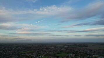 alto ángulo ver de británico ciudad desde alto altitud drones cámara imágenes durante maravilloso puesta de sol terminado Inglaterra Reino Unido video