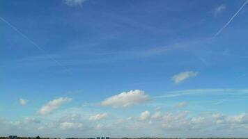 meilleur haute angle métrage de épais des nuages et brillant bleu ciel plus de Angleterre Royaume-Uni video