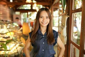 contento asiático mujer relajante a café tienda foto