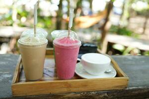 Fruta batidos para refrescante consumo. foto