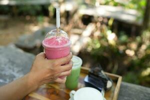 Fruta batidos para refrescante consumo. foto