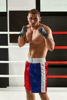 Boxer en azul guantes calentamiento arriba en el anillo foto
