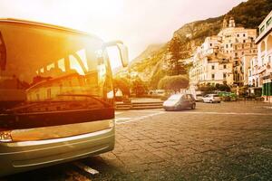 turista autobús estacionamiento en pueblo cuadrado de amalfi costa más popular viajando destino en sur Italia foto