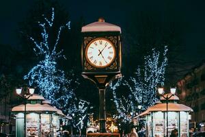 antiguo reloj en el ciudad cuadrado. Navidad festivo decoraciones en calle. foto