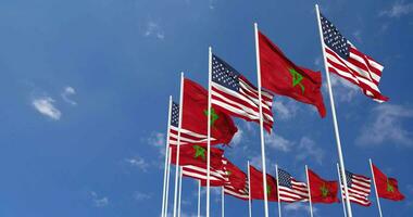 unito stati e Marocco bandiere agitando insieme nel il cielo, senza soluzione di continuità ciclo continuo nel vento, spazio su sinistra lato per design o informazione, 3d interpretazione video
