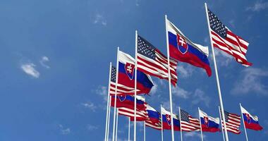 Unidos estados e Eslováquia bandeiras acenando juntos dentro a céu, desatado ciclo dentro vento, espaço em esquerda lado para Projeto ou Informação, 3d Renderização video