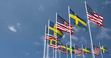 förenad stater och Sverige flaggor vinka tillsammans i de himmel, sömlös slinga i vind, Plats på vänster sida för design eller information, 3d tolkning video